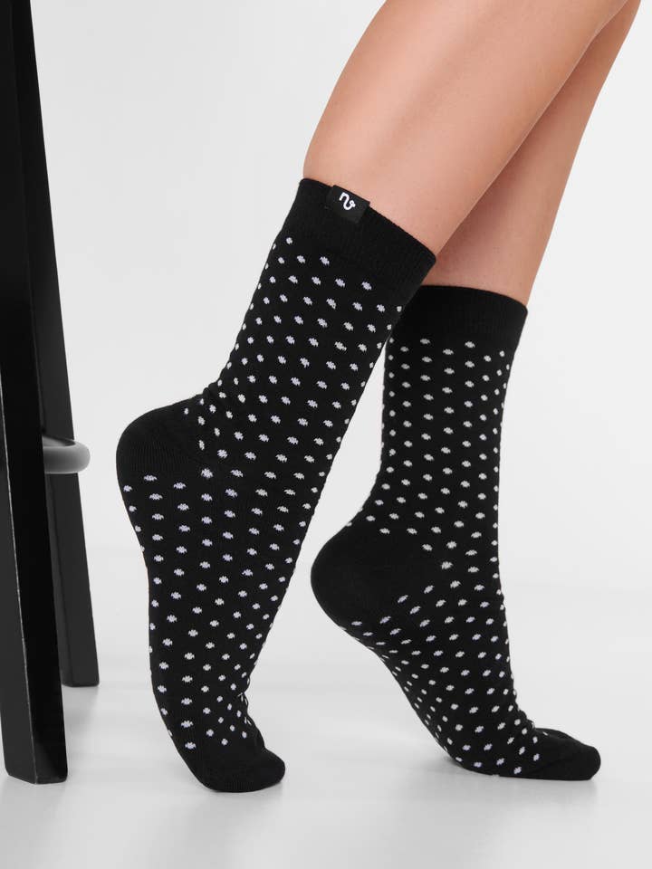 Dots Socks - Chaussettes biologiques noires à pois blancs pour la vente par Natural Vibes
