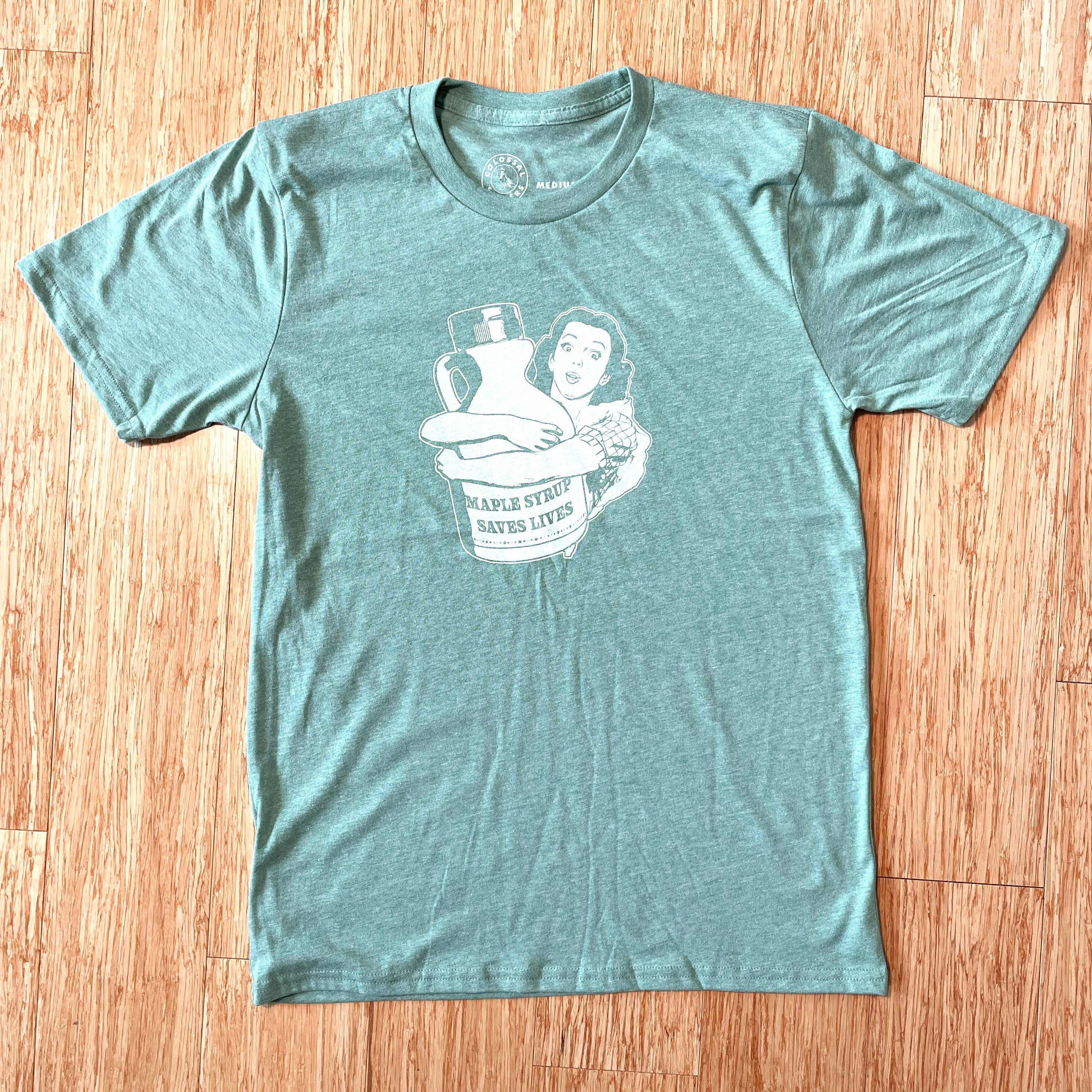 Colossal Sanders - Vendita all'ingrosso Maglietta serigrafata - Unisex - Maglietta divertente Maple Syrup Saves Lives6