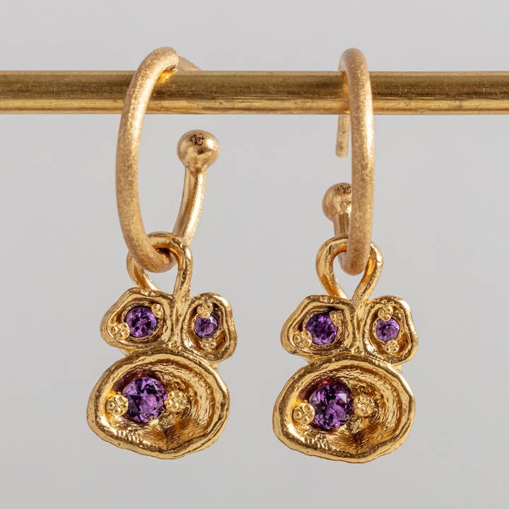 Amethist Gouden Korstmos Hoepeloorbellen voor wholesale door Claire Hill Designs