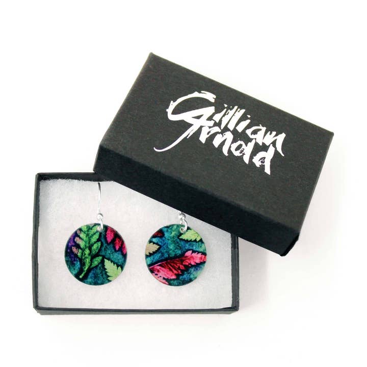 Botanisch inspiriertes warmes Mini-Farn-Ohrring-Set. Stylischer Schmuck für den Großhandel von Gillian Arnold Jewellery
