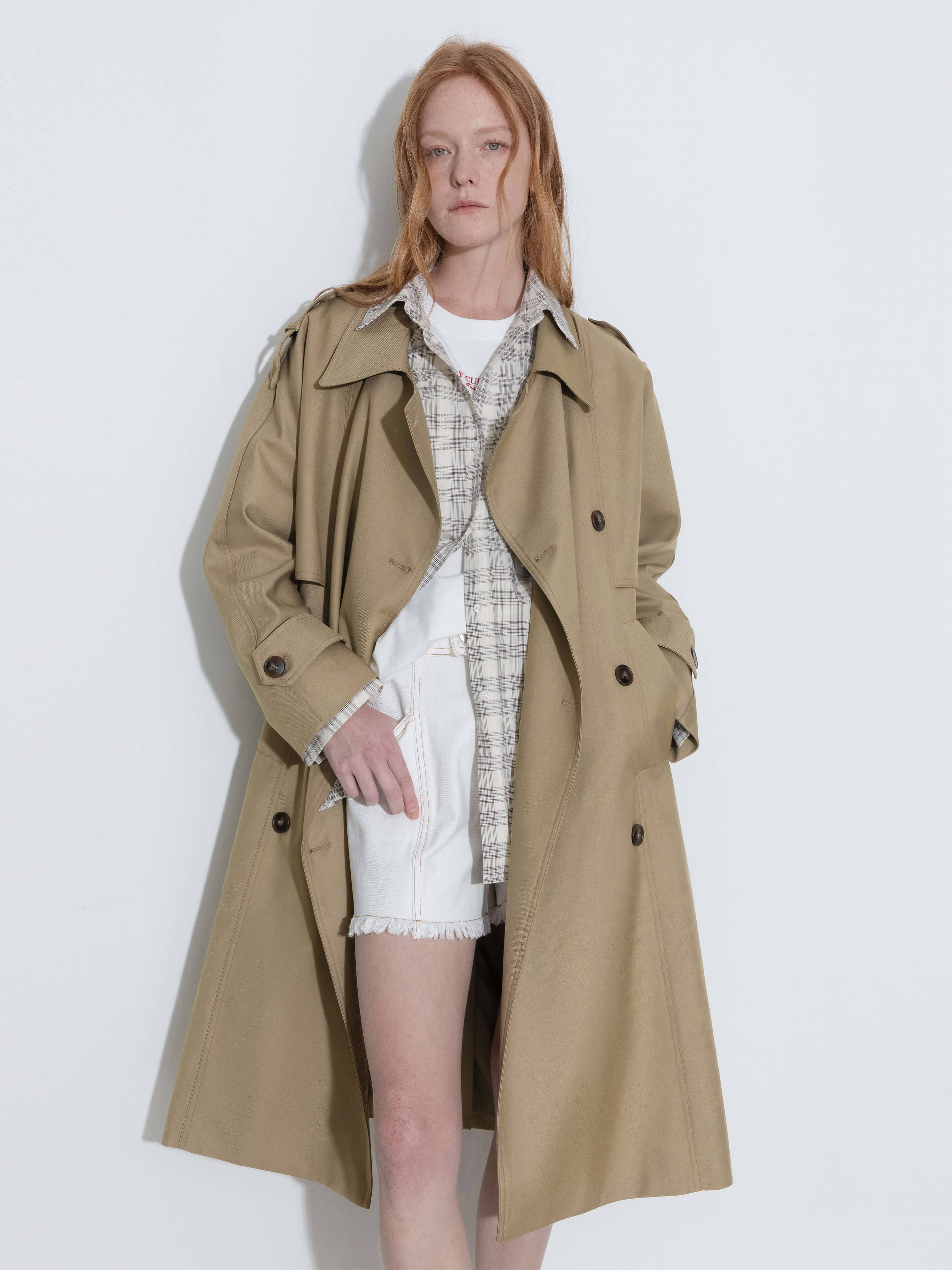 CUBIC – Großhandel Trenchcoat – Damen – Doppelreihiger Trenchcoat mit Gürtel in Khaki6