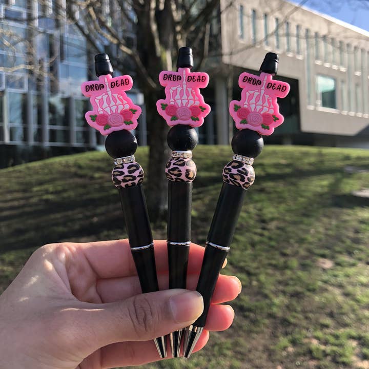 Stylo à perles « Drop Dead in Pink » pour la vente par Amy Designs