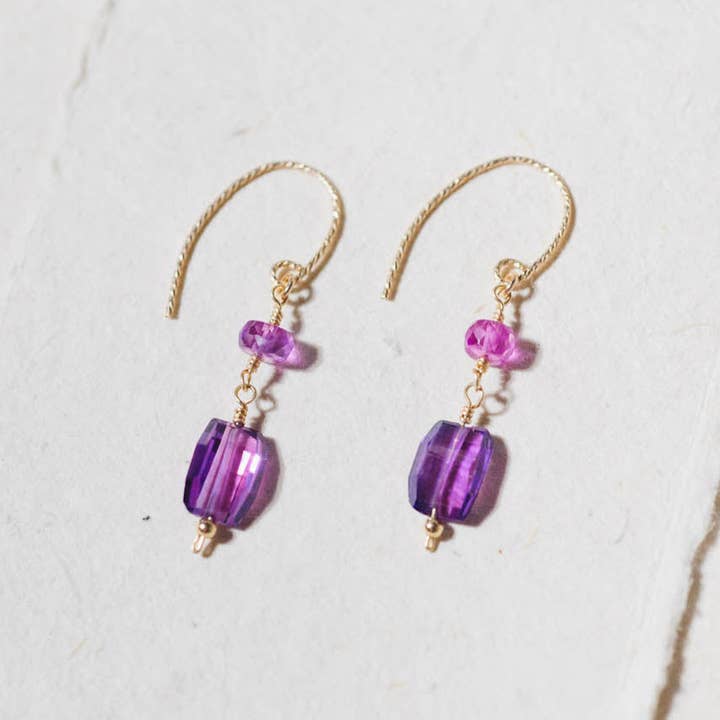 Boucles d'oreilles pendantes en saphir rose taillé fantaisie - Plaqué or 14K pour la vente par LoveGem Studio LLC