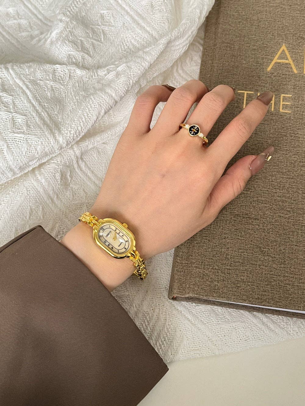 Dipped Shop - Wholesale Wrist Watch - Women's - Vintage Gold Oval Bracelet Quartz Watch DP25F73611