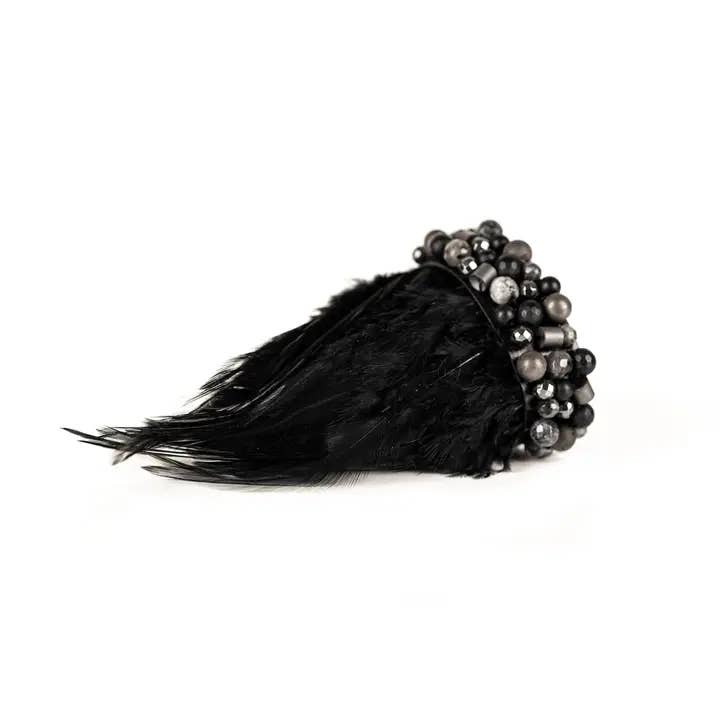 Bracelet manchette en cuir avec plumes noires et perles pour la vente par The Dark