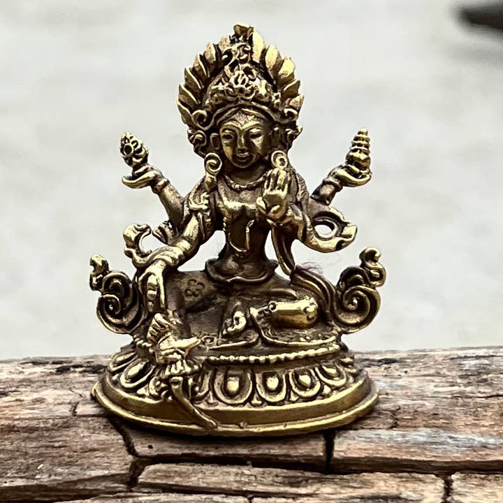 Pequena estátua feminina de Buda Verde Tara Dolma em latão - Feita à mão no Nepal por atacado de Lungta Imports