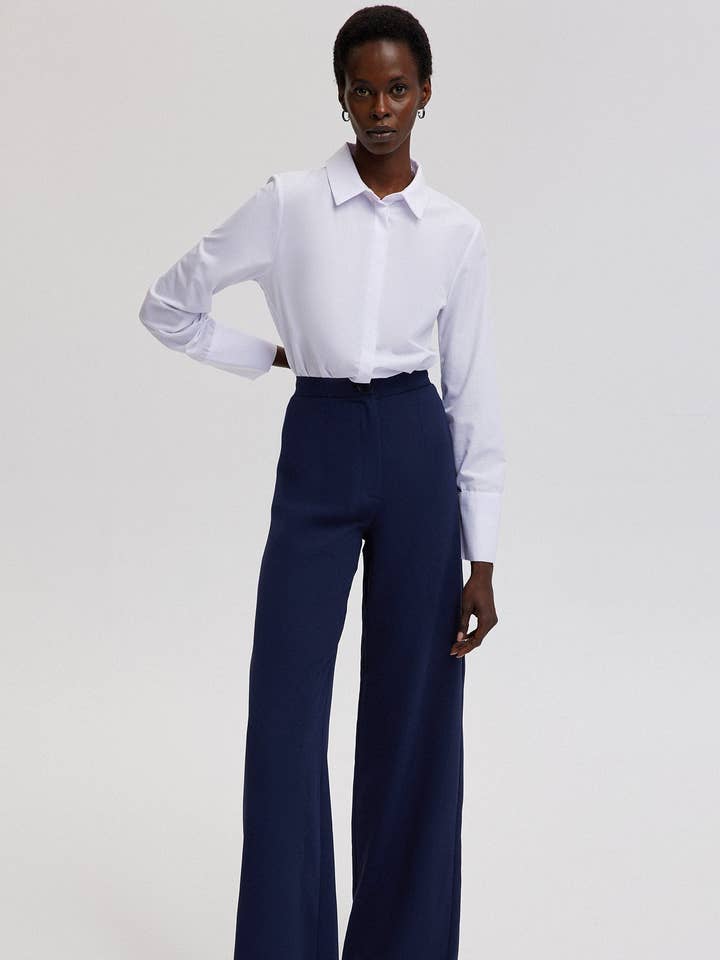 HOSE AUS CRÊPE MIT WEITEM BEINSCHNITT für den Großhandel von Touché Privé EU