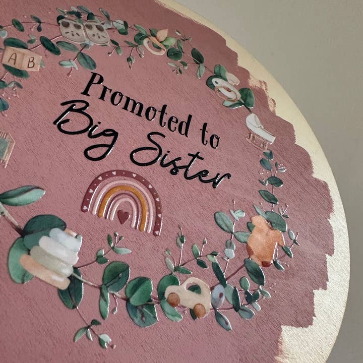 Ted @ Bea – Großhandel Meilenstein-Kunst/Andenken – Kinder & Baby – Zur Big Sister Wooden Disc befördert2