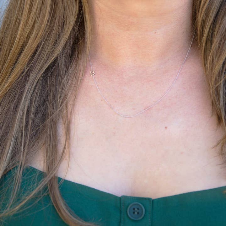 Maya Brenner – Großhandel Kette mit Anhänger/Charm – ASYMMETRISCHE BUCHSTABEN-HALSKETTE AUS 14-KARÄTIGEM GOLD - B