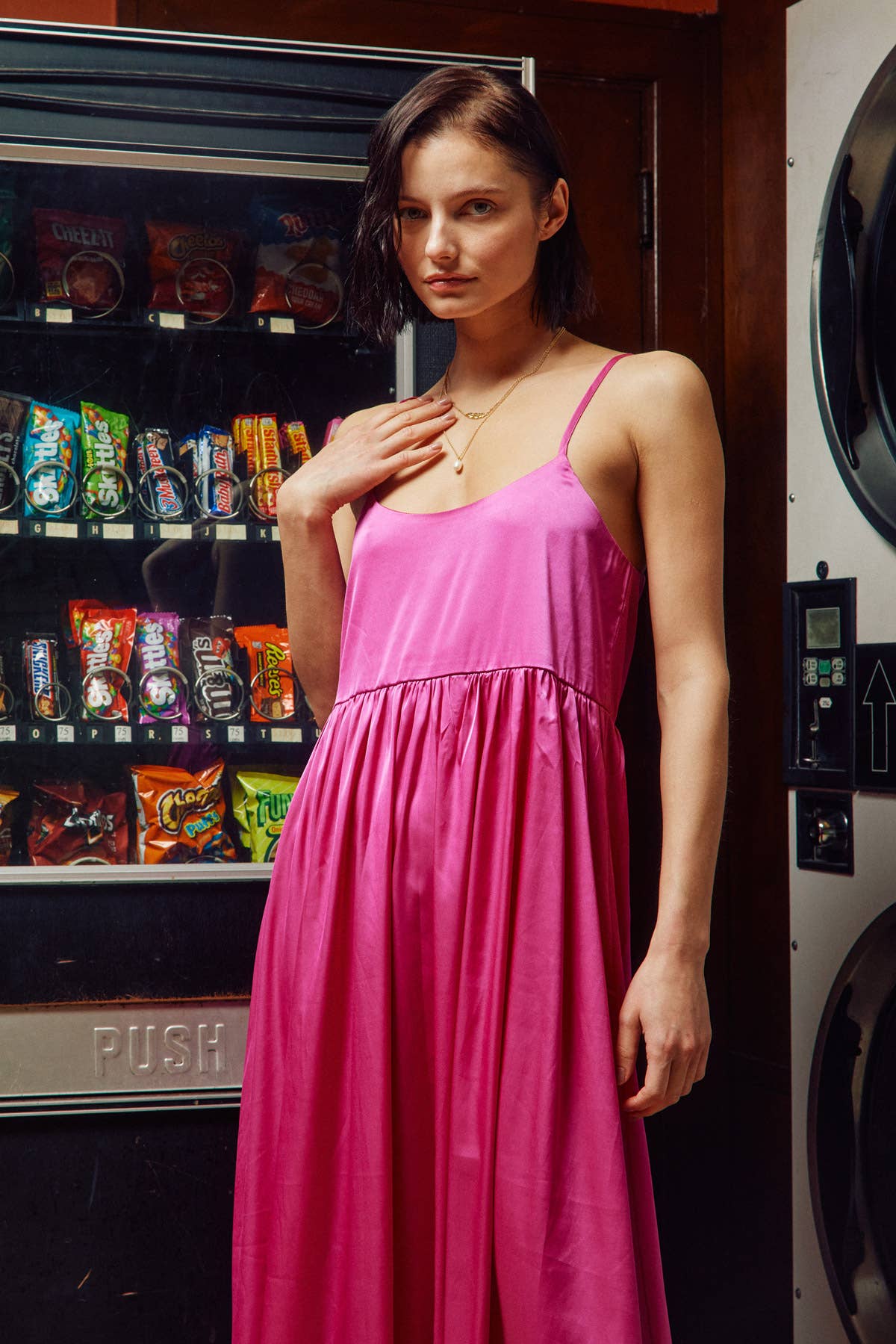 Lara Daisy - Vendita all'ingrosso Vestito - Donna - Abito midi in satin con spalline e fiocco sul retro2