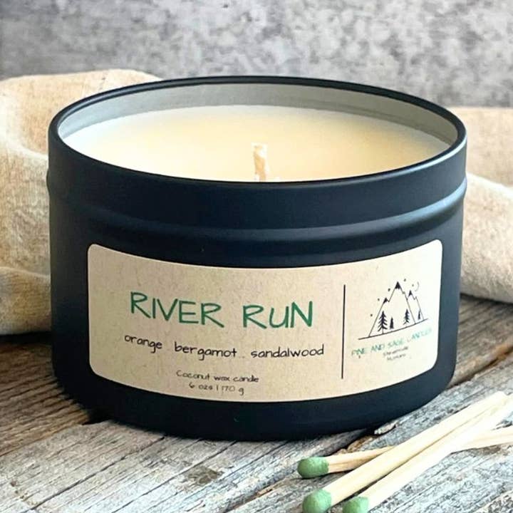 River Run - Bougie en boîte noire mate de 170 g pour la vente par Pine and Sage Candles