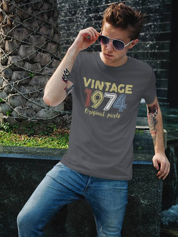 ULTRABASIC - Grafisk tryckt vintage t-shirt 1974 för män Denim för wholesale av ULTRABASIC