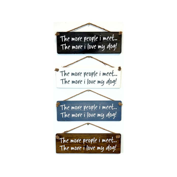 Panneau en bois à suspendre fait main The more people I meet pour la vente par The Giggle Gift Company