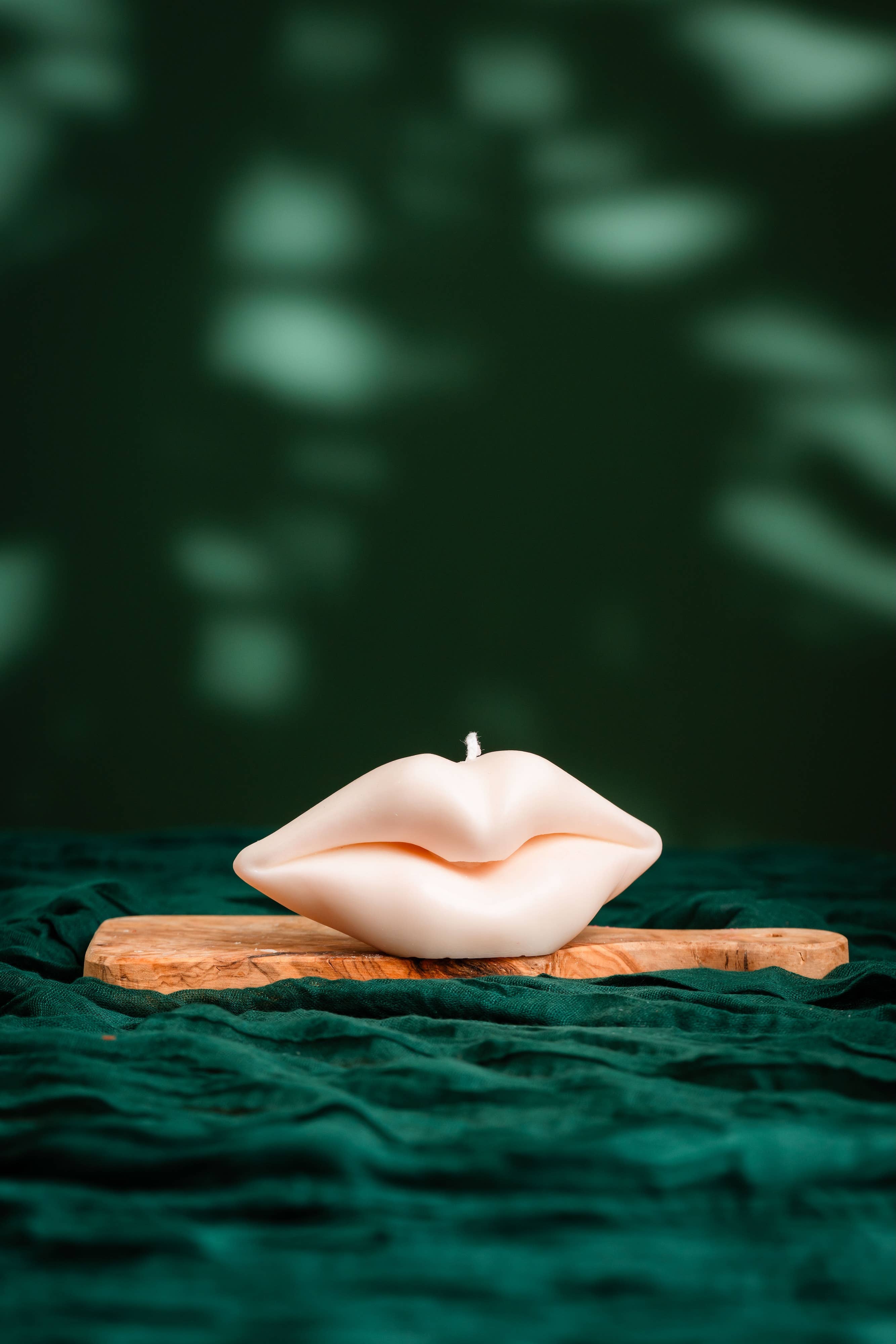 Allure CA - Wholesale Novelty Candle - Kissable Glow: Luxurious Lip-shaped Candle8