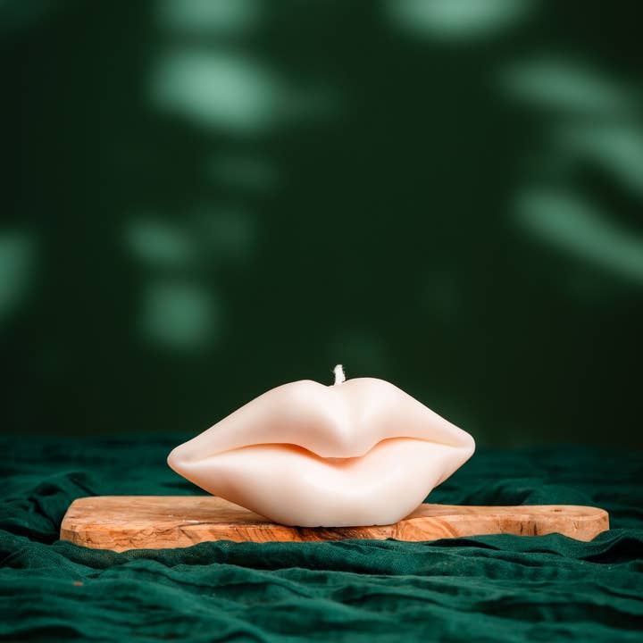 Allure CA - Wholesale Novelty Candle - Kissable Glow: Luxurious Lip-shaped Candle8