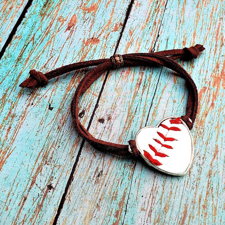 Verstellbares Baseball- oder Softball-Herz-Armband aus Wildleder für den Großhandel von Home Run Accessories