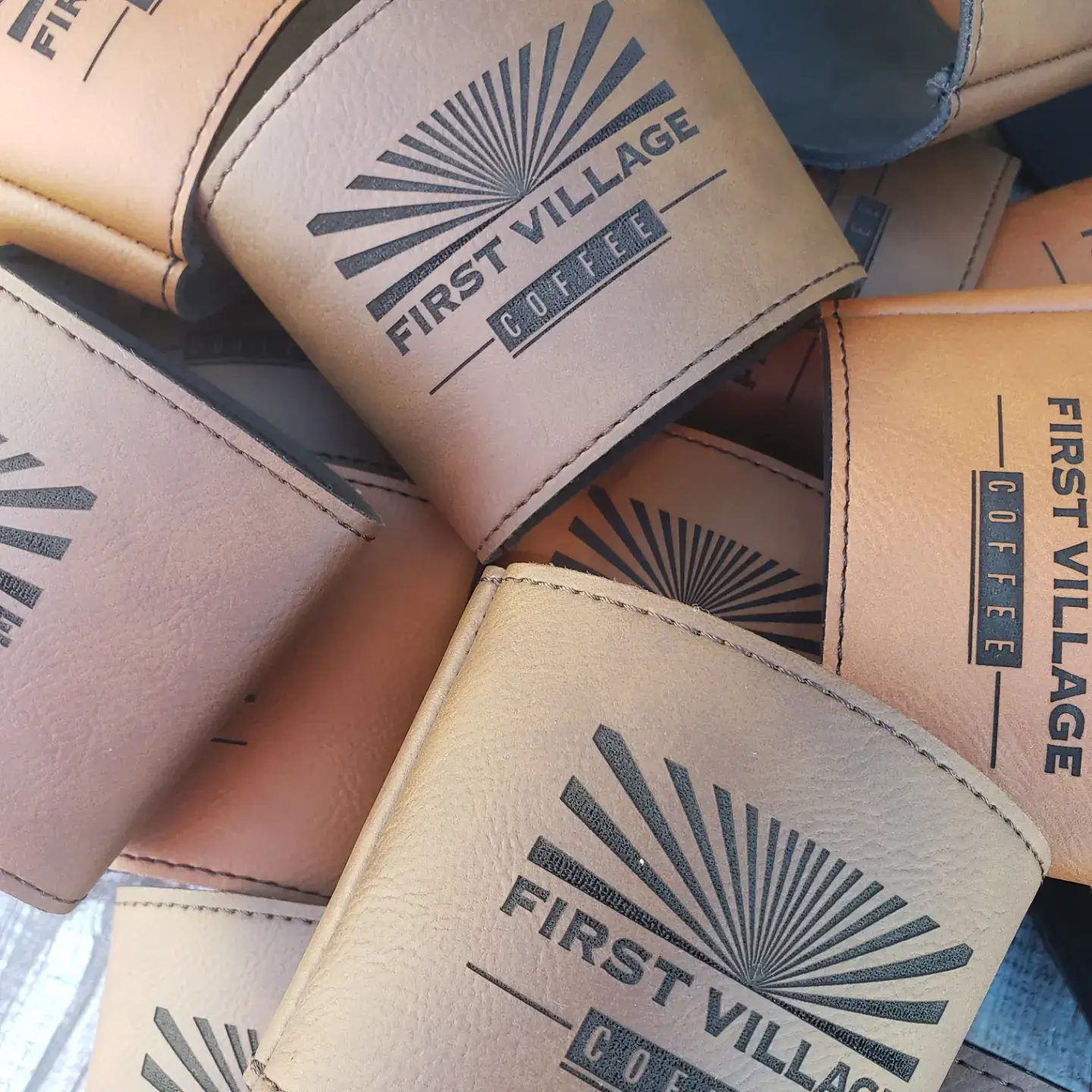 The Rural Home - Venta al por mayor Fundas para recipientes de bebida - Manga de Taza de Cuero Sintético Grabada – Marca de Cafetería Reutilizable5