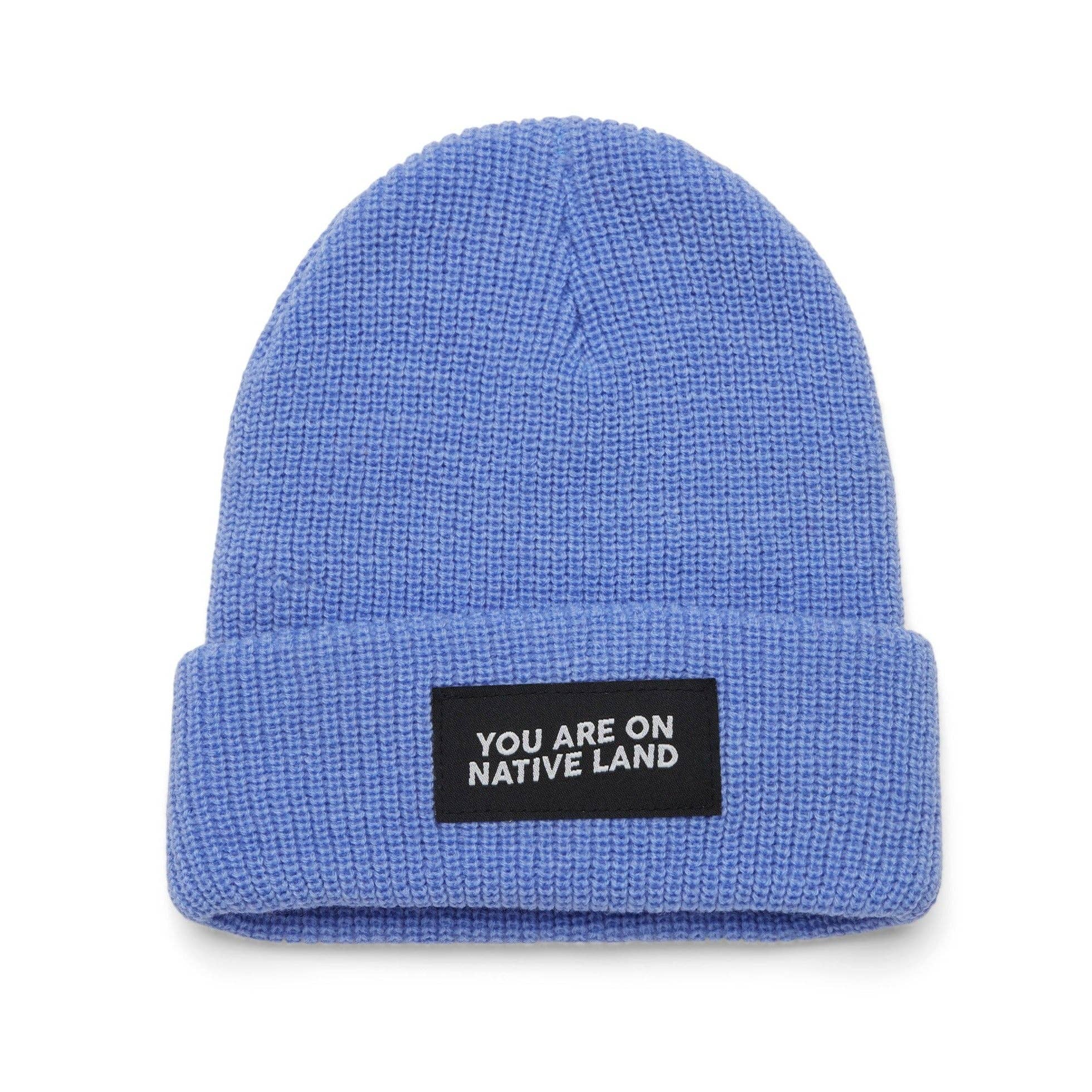 Urban Native Era – Großhandel Beanie – Unisex – GERIPPTE MÜTZE „YOU ARE ON NATIVE LAND“ - SCHIEFERBLAU