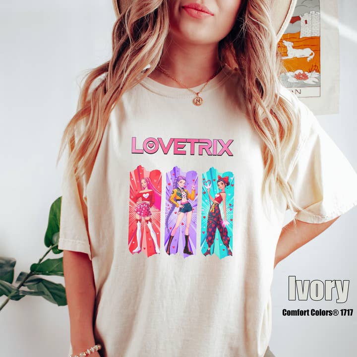 Confort Colors T-shirt Lovetrix, T-shirt Chasseurs de Démons Huntrix pour la vente par Teedico