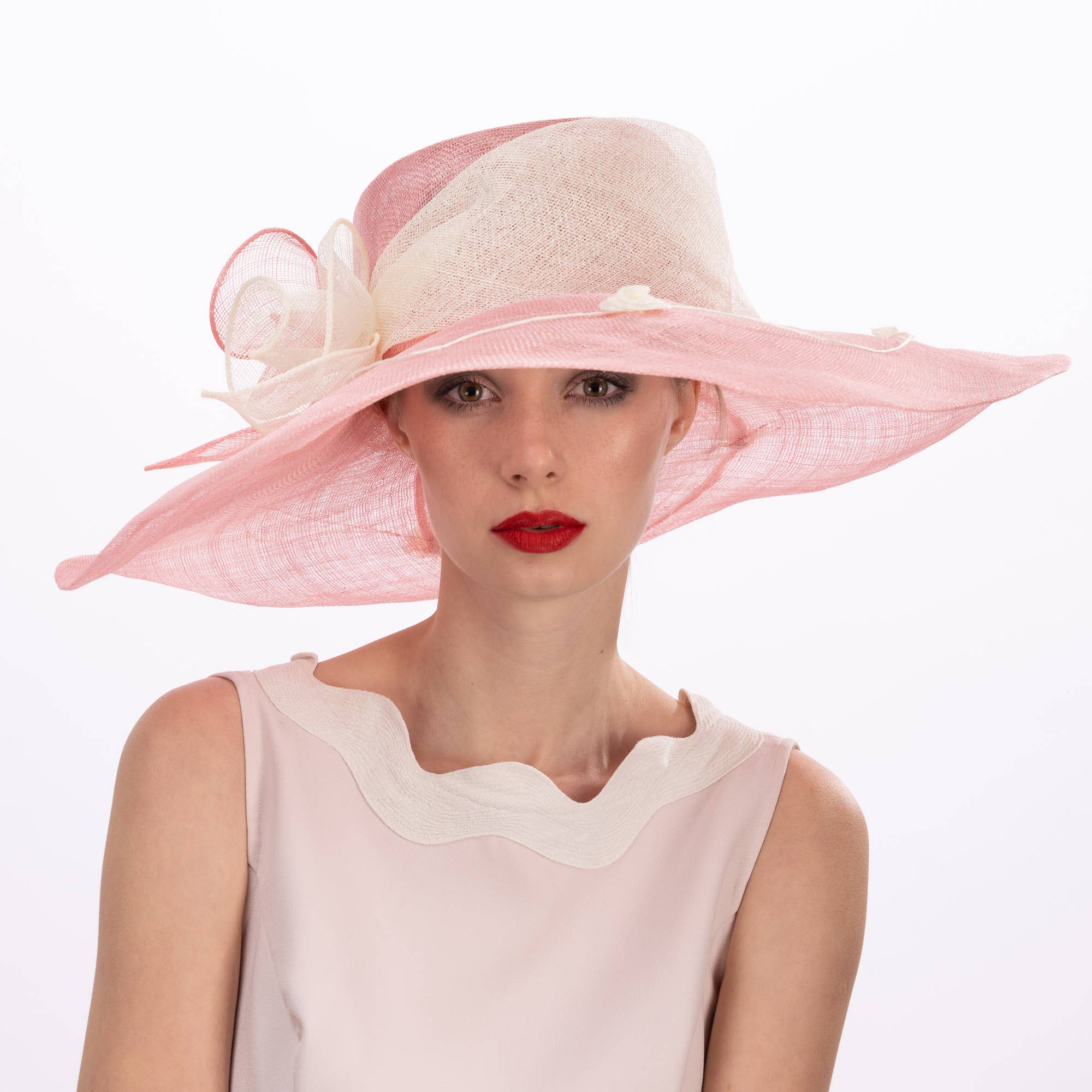 KaKyCo – Großhandel Fascinator – Damen – Zweifarbige Callalily Verzierte Breite Weiche Sinamay Hüte | 1171388