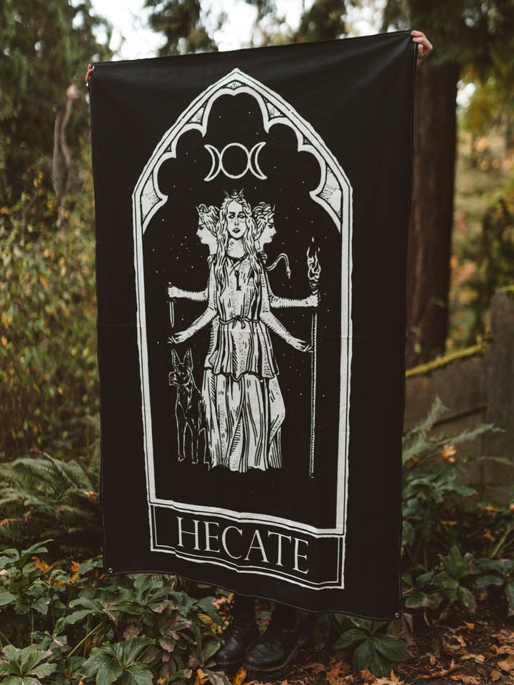 Tapisserie Oracle d'Hécate pour la vente par The Pretty Cult
