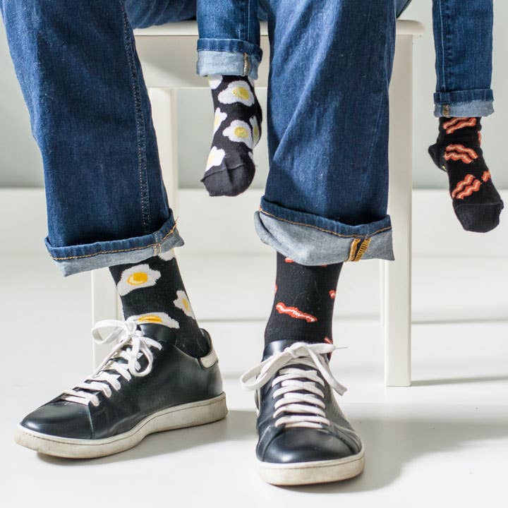 Friday Sock Co. - Vendita all'ingrosso Calzini - Uomo - Calze da uomo con design uova e bacon abbinate in modo diverso3