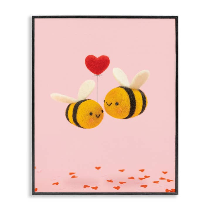 Abeilles romantiques cœurs roses - Art mural encadré pour la vente par Stupell Industries