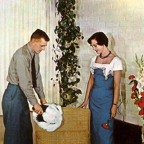 Impression d'art NP-324 Couple Shampoing Mobilier, Rétro pour la vente par Found Image Press