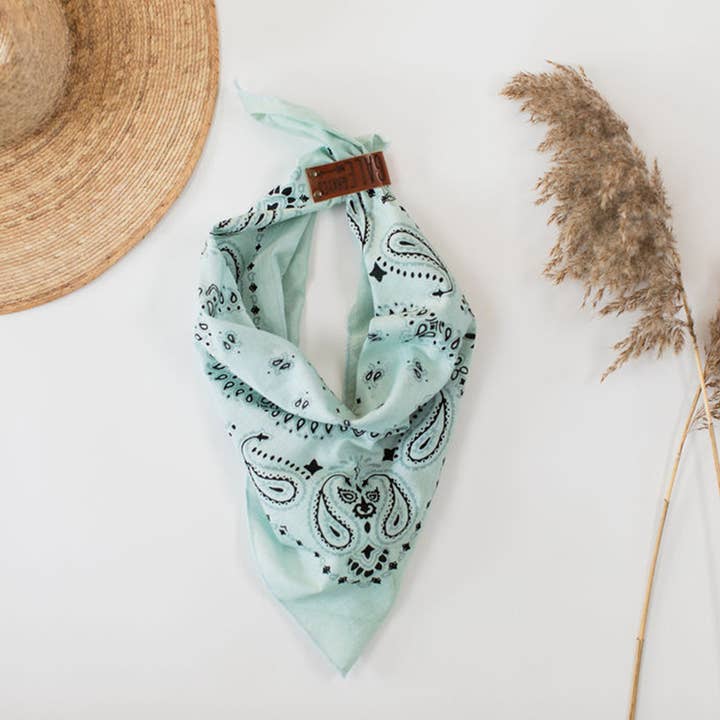 Presse en cuir avec logo personnalisé pour la vente par Gale and Hayes