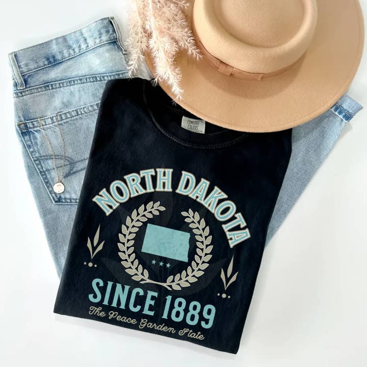 Neutraal Varsity State T-shirt - KIES JE STAAT voor wholesale door 85th Avenue Shop