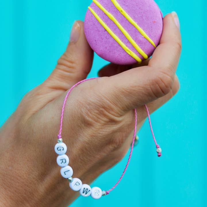 Use as suas pulseiras de palavras do coração em prata. por atacado de Nica Life