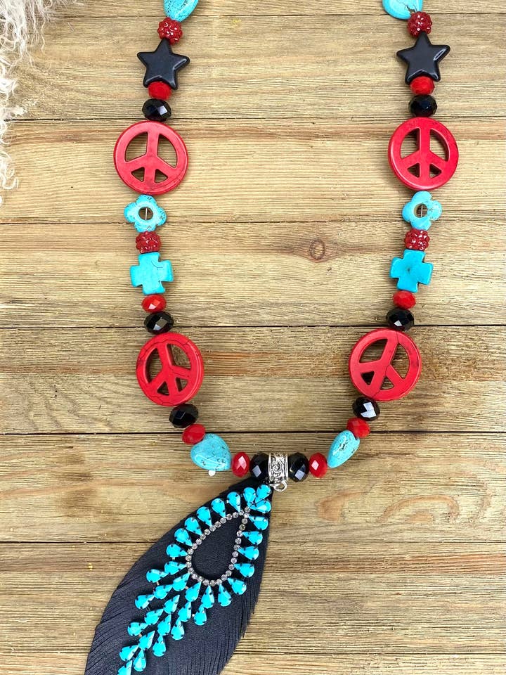 Collana con Piuma Spirito Ribelle per la vendita all'ingrosso da parte di Sandra Ling Designs