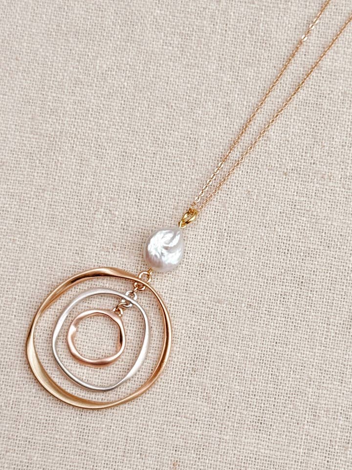 Tredubbel Cirkel Pärlhalsband – Guld för wholesale av Gracie Rose Designs