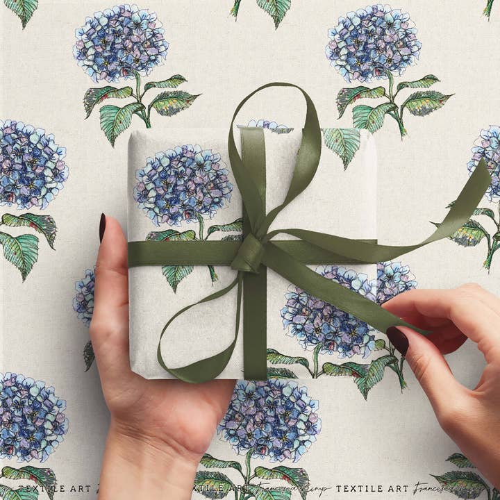 Papier cadeau Hortensia bleu pour la vente par Francesca Kemp Textile Art