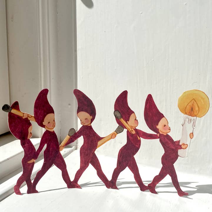 Tall Hat Tales – Engroshandel Julepynt – Christmas papercutouts Five little elves with a Candle2