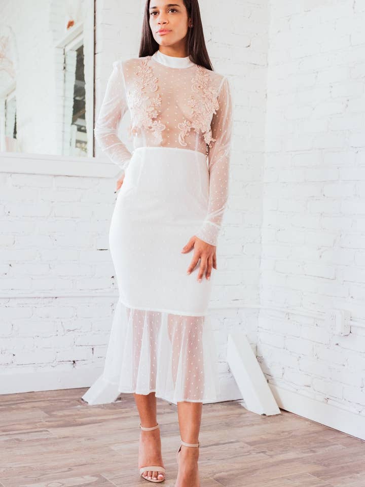Robe midi à pois suisses en filigrane or rose brodé pour la vente par Ariti Kaziris