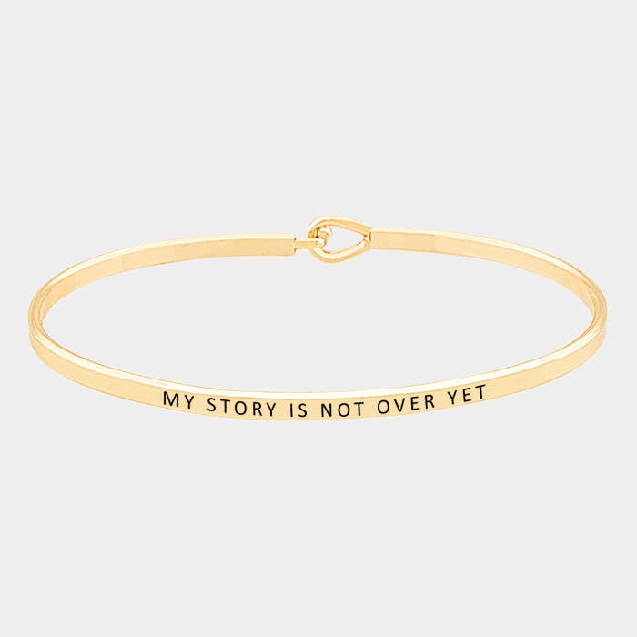 Bracelet crochet fin en métal "Mon histoire n'est pas encore terminée" pour la vente par Sensibling Corp.