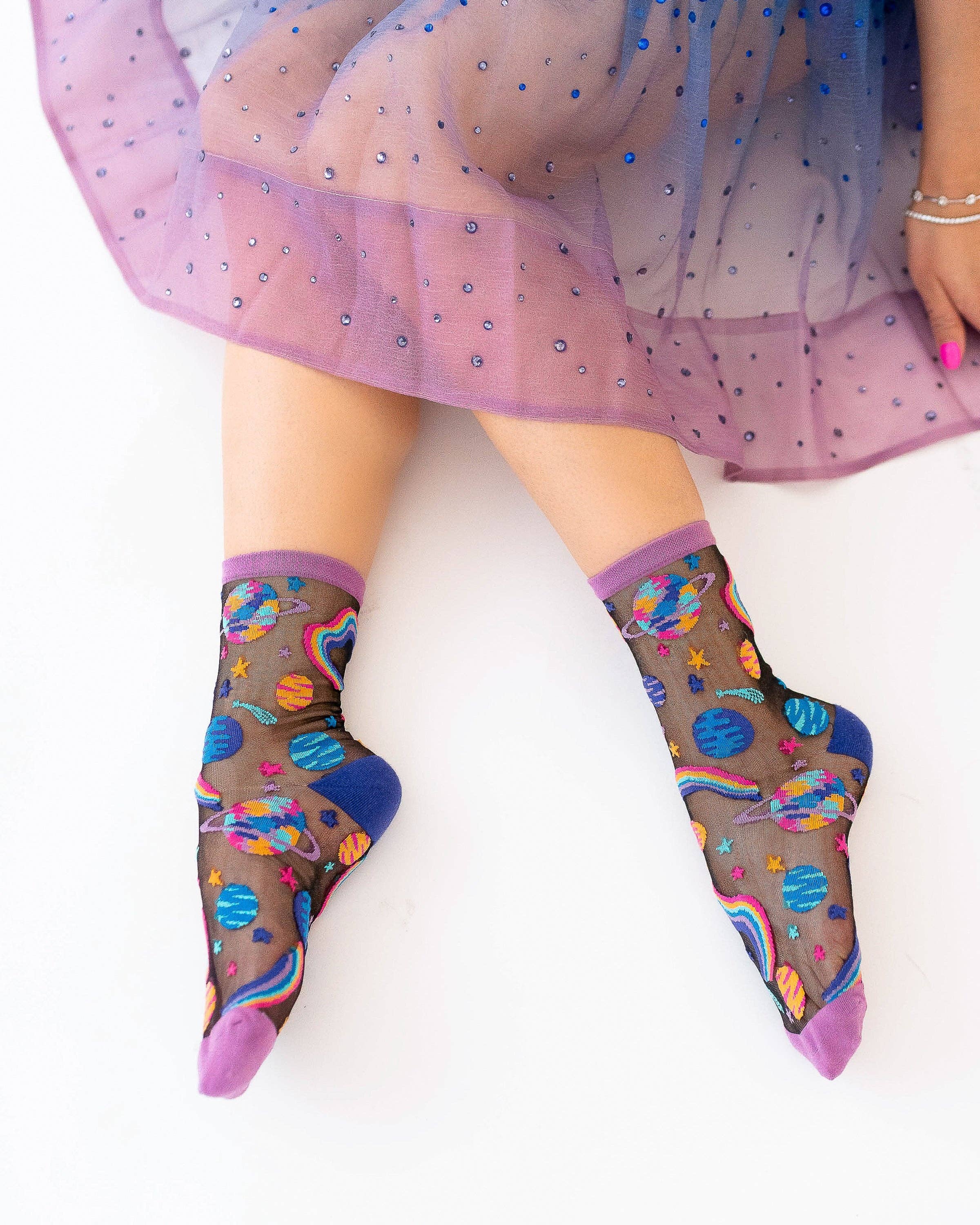 Sock Candy – Großhandel Socken – Damen – Sheersocken mit Pop-Art-Planetenmuster in Schwarz5