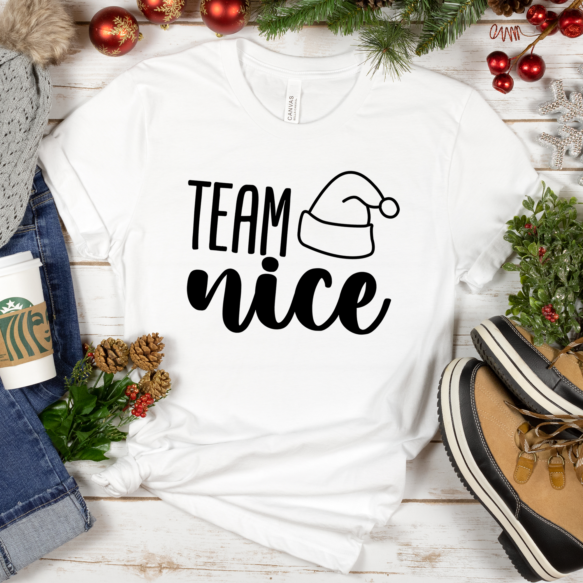 Daily Prints – T-shirt estampada - Mulher por atacado – Camisola de Natal da Equipa Nice – T-shirt Gráfica com Chapéu de Pai Natal0