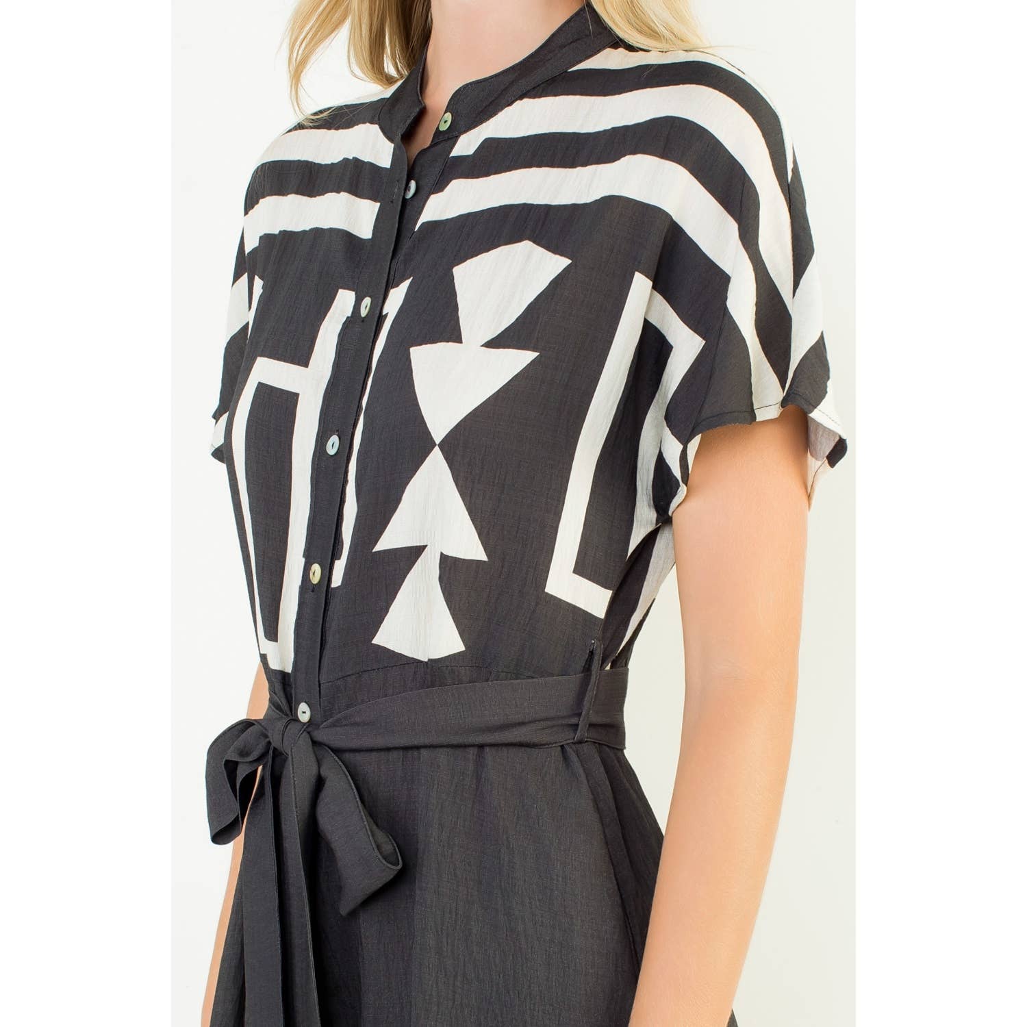 NOIR Robe à manches courtes imprimée avec boutons en vente sur Faire3