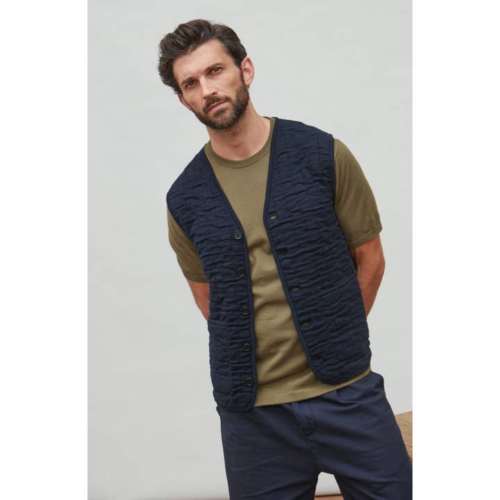 Heren gewatteerd gebreid katoenen gilet voor wholesale door Paul James Knitwear