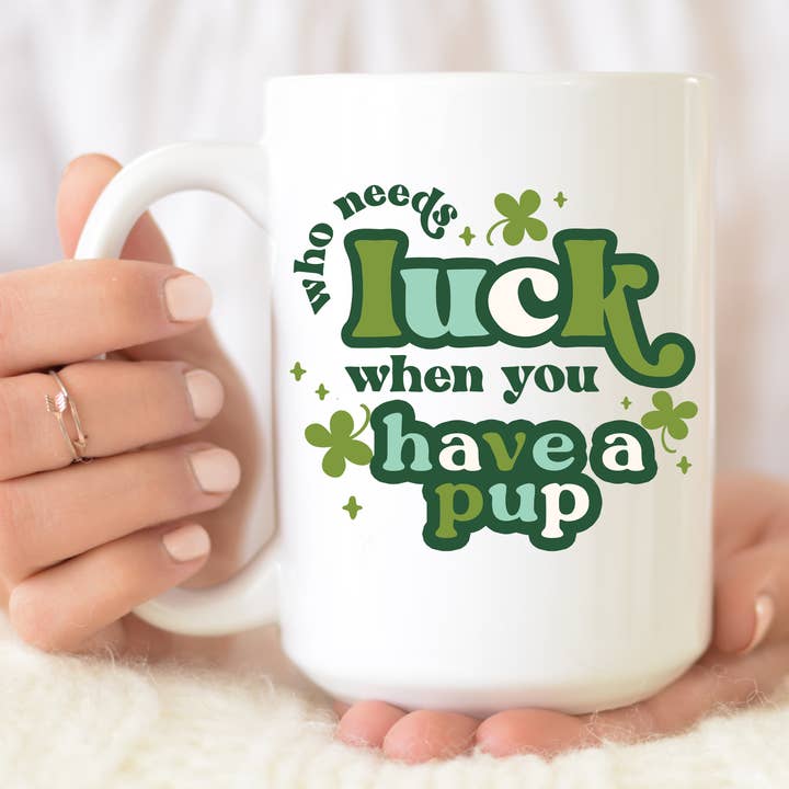 HVEM HAR BRUG FOR HELD HAR EN PUP (FLERE STILARTER) ST. PATRICKS for engroshandel hos From Us To You Co. Handmade Goods