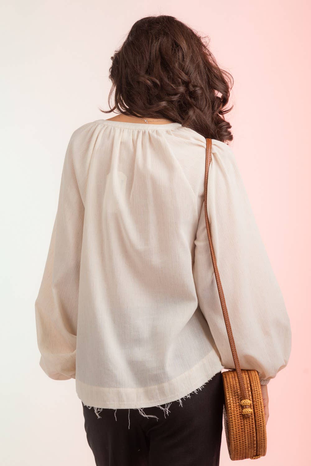 VERY J – Großhandel Bluse – Damen – LT25429-gewebte Mullbluse mit V-Ausschnitt16