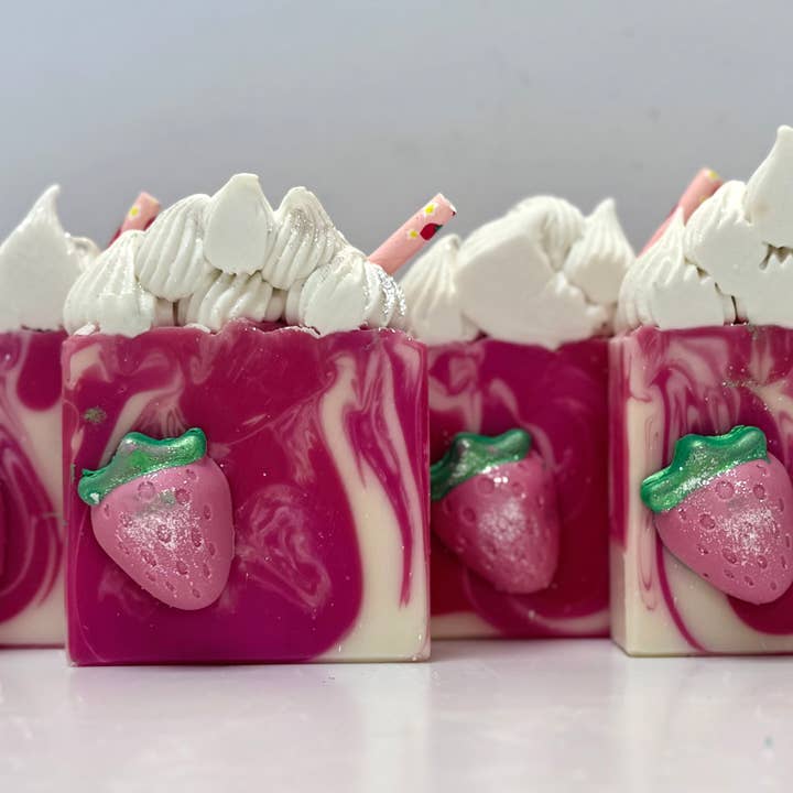 Aardbeien Milkshake zeepbar voor wholesale door Everly Sunshine a Traveling Soapery
