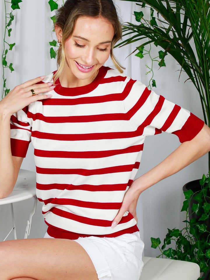 Pull rayé léger à manches courtes et col rond VT81640 pour la vente par Vine & Love