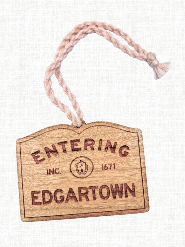 Ornement en bois : panneau de la ville d'Edgartown (Martha's Vineyard) pour la vente par Shore & Spruce