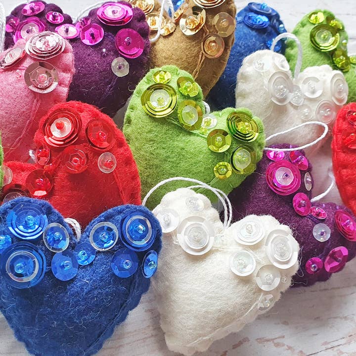 Decorazione a forma di cuore in feltro con paillettes - decorazione per San Valentino per la vendita all'ingrosso da parte di Grab a Coffee