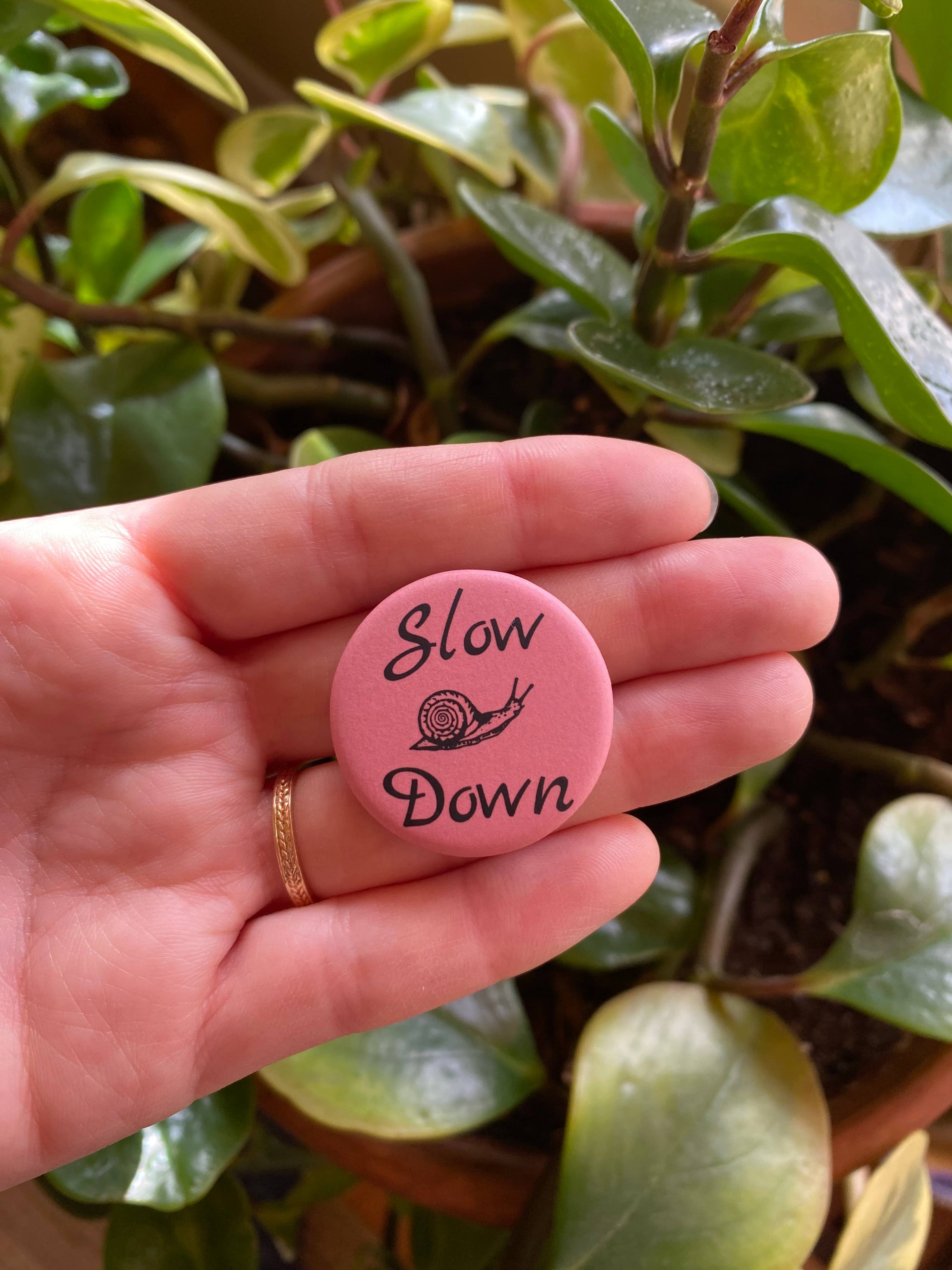 Freethinker Paper Co. - Vente Épinglettes/boutons - épingle à bouton écologique douce et mate ~ « Slow Down »1