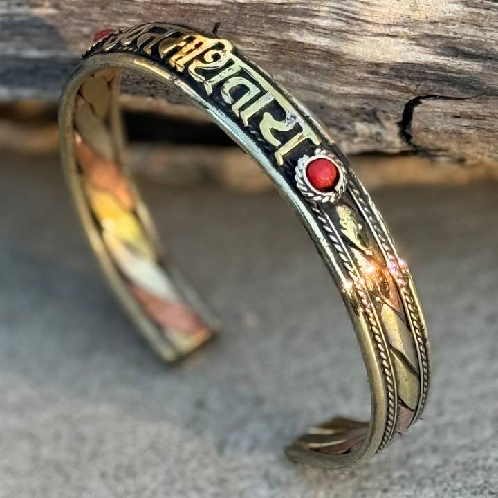 Lungta Imports – Engroshandel Manchetarmbånd – 3 Metaller Medicin "Om Namah Shivaya" Armbånd - Håndlavet i Nepal