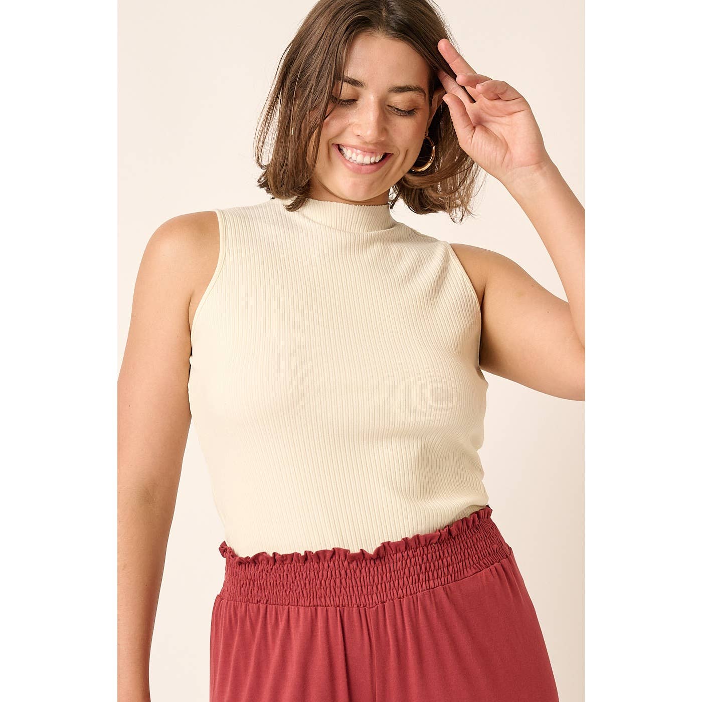 mittoshop – Großhandel Strickoberteil – Damen – J14529PL - PLUS ÄRMELLOSES TOP AUS RIPPSTRICK MIT SCHNITTKANTE UND STEHKRAGEN2